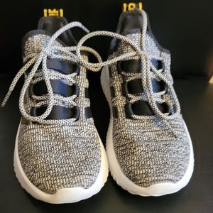 ADIDAS
YOUTH KAPTIR SNEAKER - SIZE 4